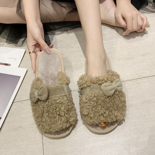 Модерни дамски чехли с пух и панделка