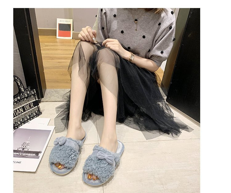 Модерни дамски чехли с пух и панделка