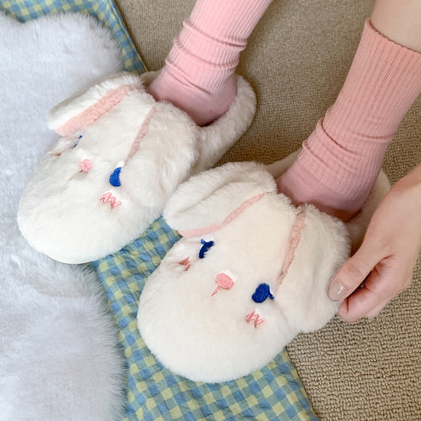 Дамски пухени чехли с бродерия и 3D елемент