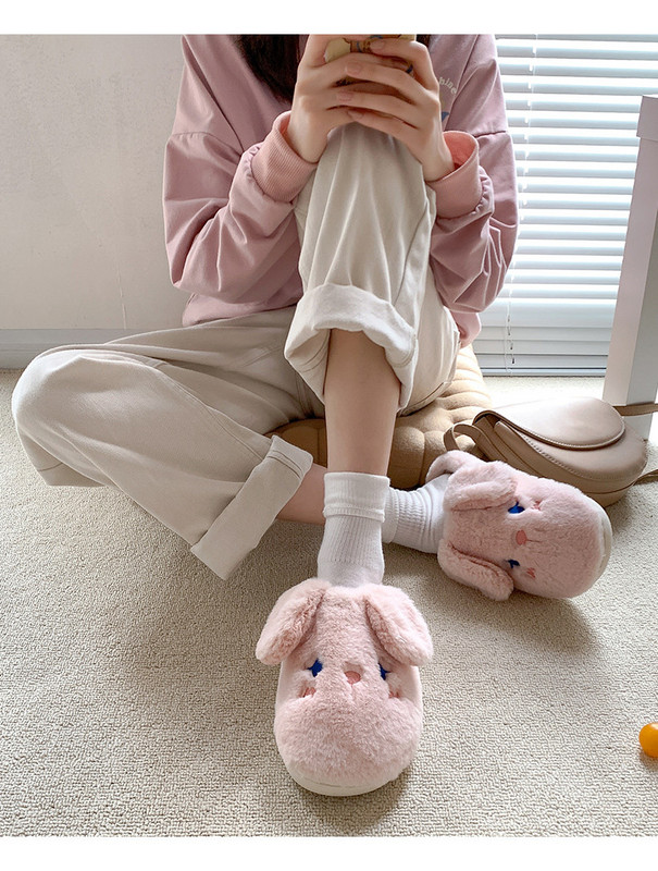 Дамски пухени чехли с бродерия и 3D елемент