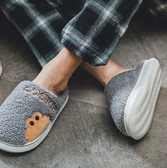 Пухени домашни чехли с апликация и бродиран надпис