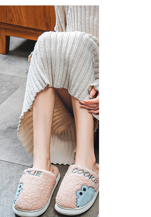 Пухени домашни чехли с апликация и бродиран надпис