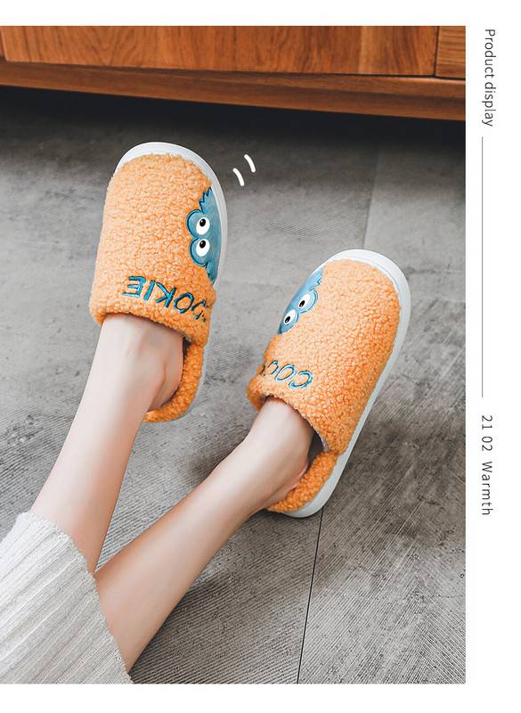 Пухени домашни чехли с апликация и бродиран надпис