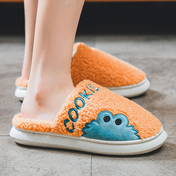 Пухени домашни чехли с апликация и бродиран надпис