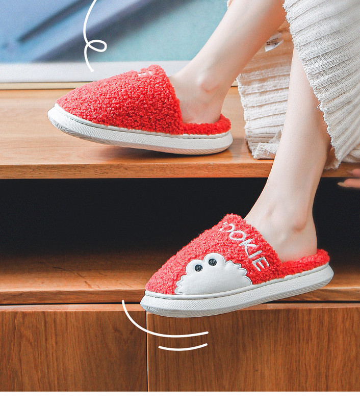 Пухени домашни чехли с апликация и бродиран надпис