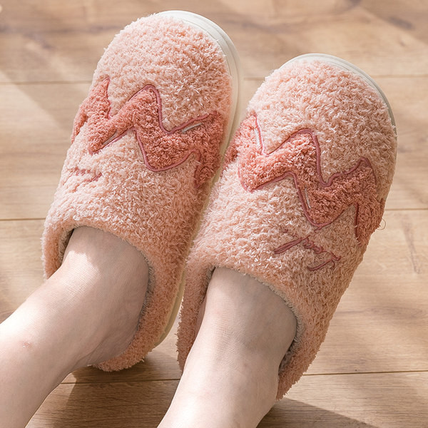 Дамски плюшени чехли с бродерия