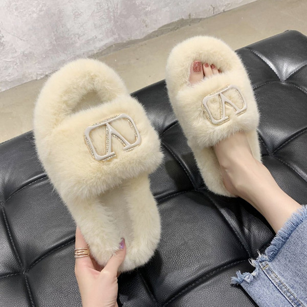 Ženske kućne papuče s metalnim elementom