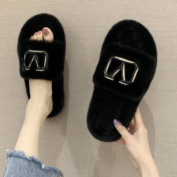 Ženske kućne papuče s metalnim elementom