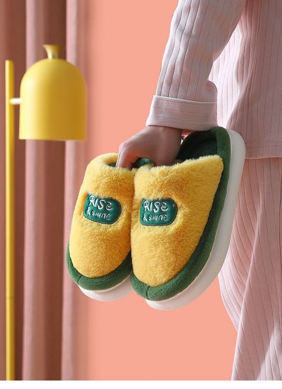 Дамски пухени домашни чехли с бродерия