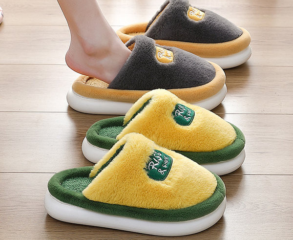 Дамски пухени домашни чехли с бродерия