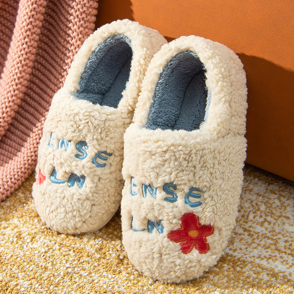 Ženske papuče sa natpisima u više boja