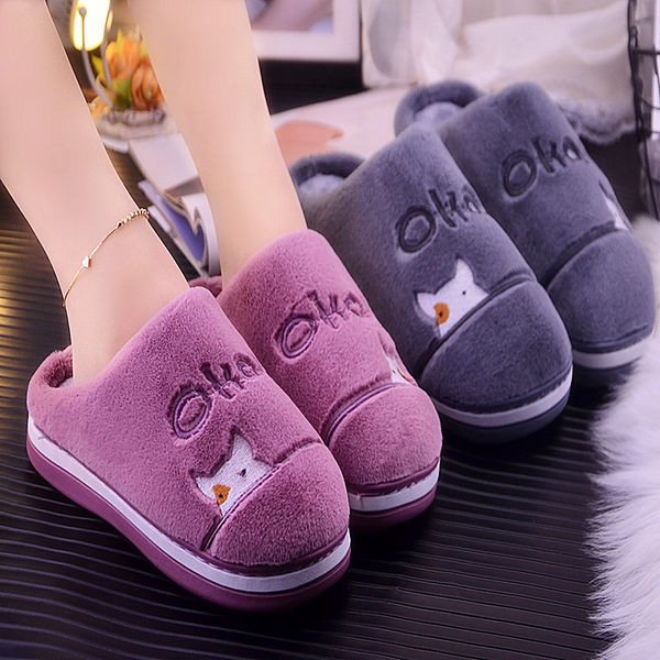 Ženske papuče sa izvezenim natpisom i aplikacijom