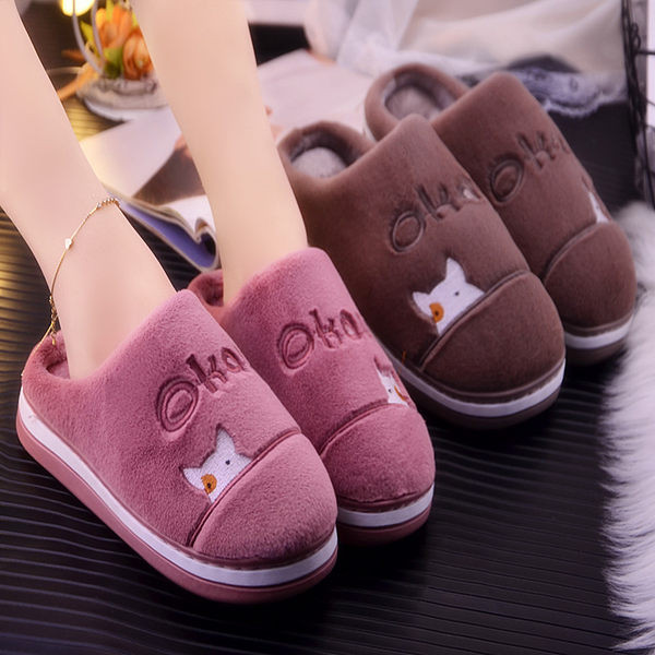 Ženske papuče sa izvezenim natpisom i aplikacijom