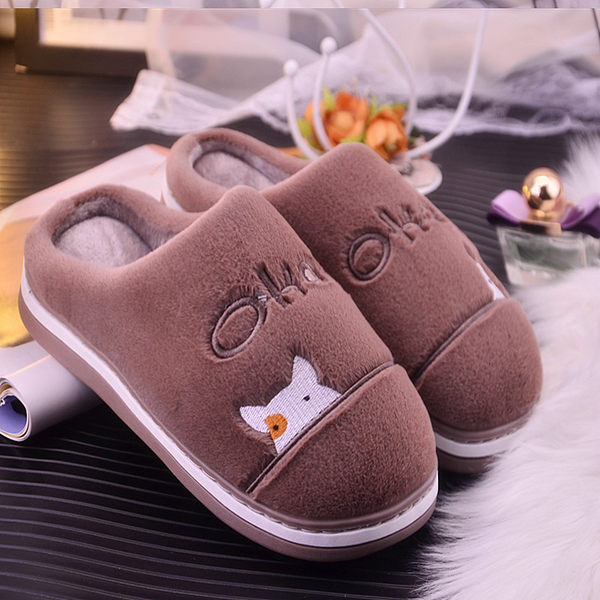 Ženske papuče sa izvezenim natpisom i aplikacijom