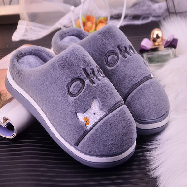 Ženske papuče sa izvezenim natpisom i aplikacijom