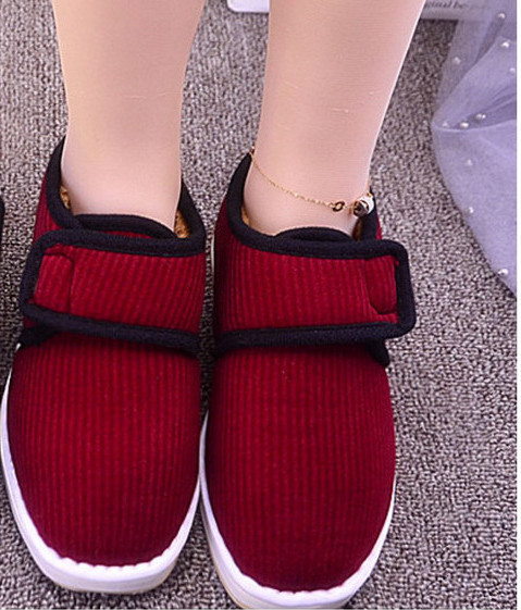 Moderne ženske papuče u dva modela sa naljepnicom