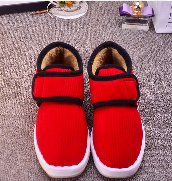 Moderne ženske papuče u dva modela sa naljepnicom