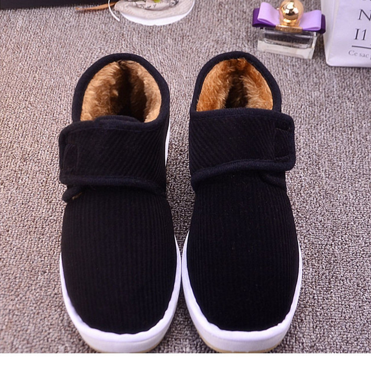 Moderne ženske papuče u dva modela sa naljepnicom