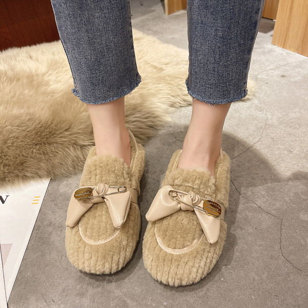 Дамски домашни плюшени пантофи с метален елемент