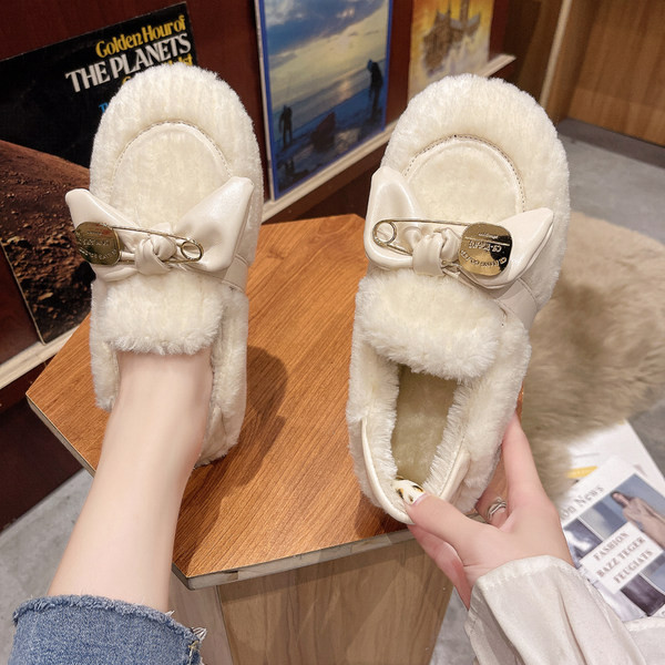 Дамски домашни плюшени пантофи с метален елемент