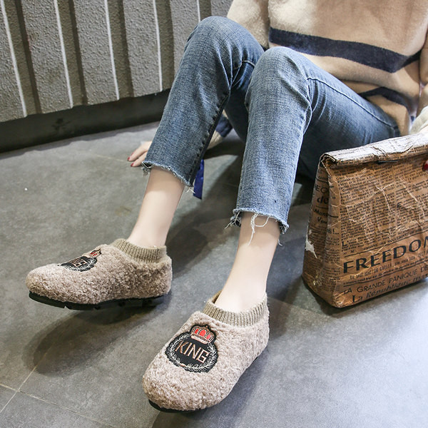 Пухени домашни пантофи с цветна бродерия