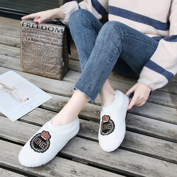 Пухени домашни пантофи с цветна бродерия