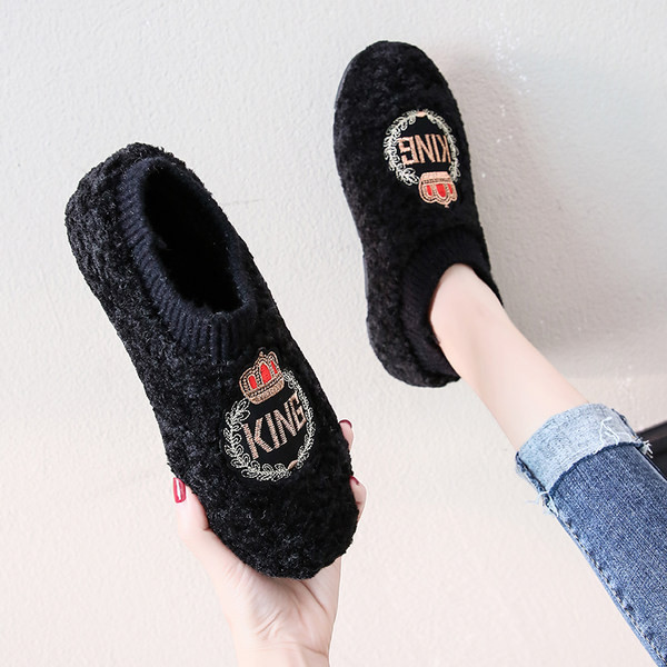 Пухени домашни пантофи с цветна бродерия