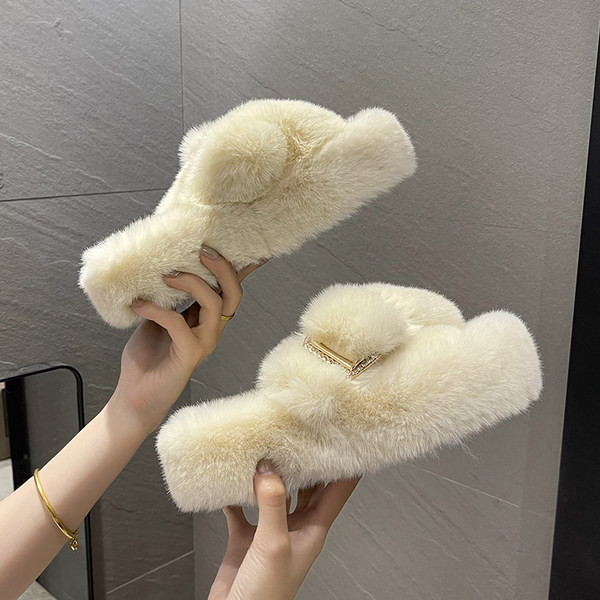 Papuci de puf de damă cu platformă înaltă și decor metalic