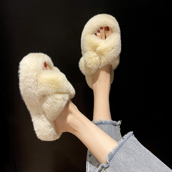 Papuci de puf de damă cu platformă înaltă și decor metalic