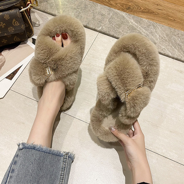 Papuci de puf de damă cu platformă înaltă și decor metalic