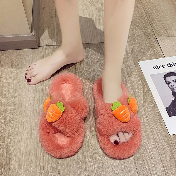 Пухени домашни чехли с 3D елементи