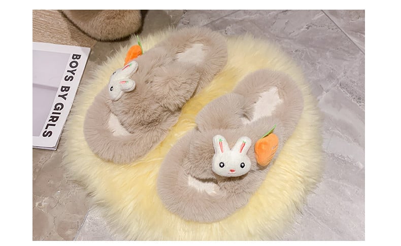 Пухени чехли с равна подметка и 3D елементи 