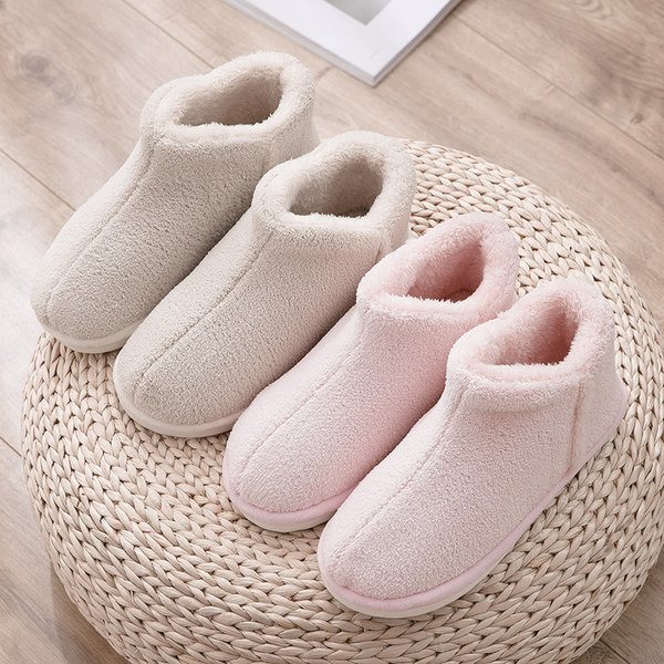 Дамски домашни плюшени пантофи изчистен модел