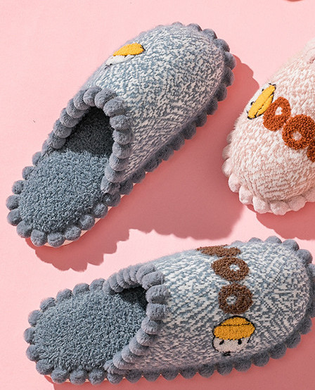 Ženske papuče s izvezenom aplikacijom i ravnim potplatom