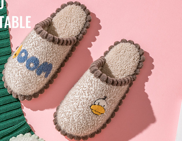 Ženske papuče s izvezenom aplikacijom i ravnim potplatom