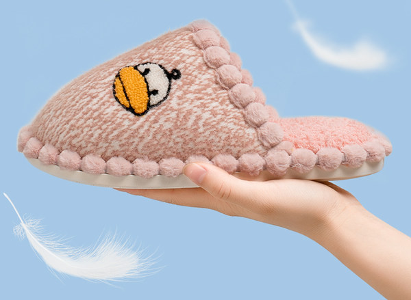 Ženske papuče s izvezenom aplikacijom i ravnim potplatom