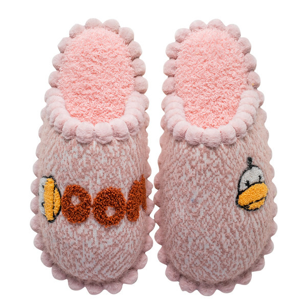 Ženske papuče s izvezenom aplikacijom i ravnim potplatom