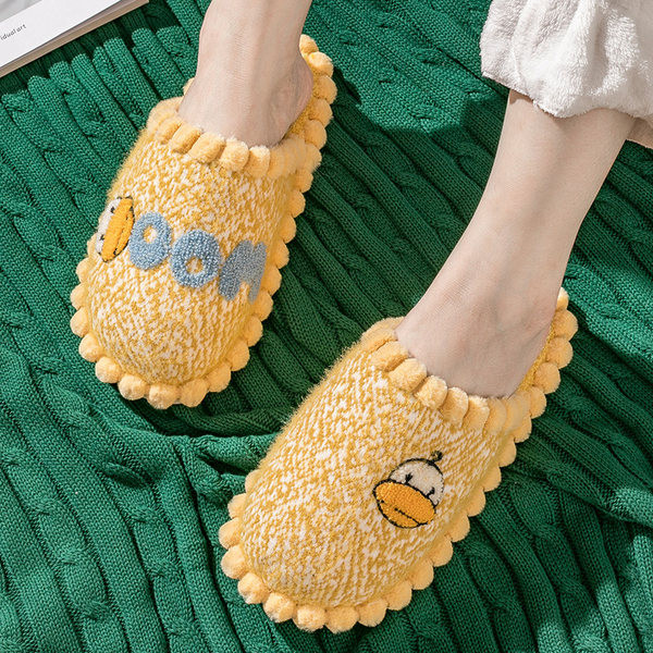 Ženske papuče s izvezenom aplikacijom i ravnim potplatom