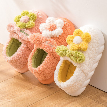 Пухени пантофи с 3D цветя и равна подметка 