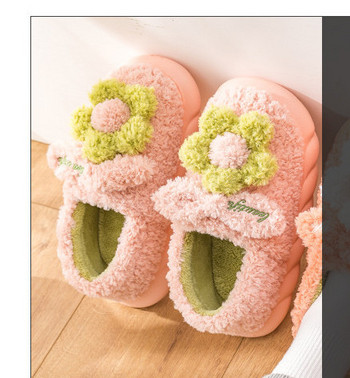 Пухени пантофи с 3D цветя и равна подметка 