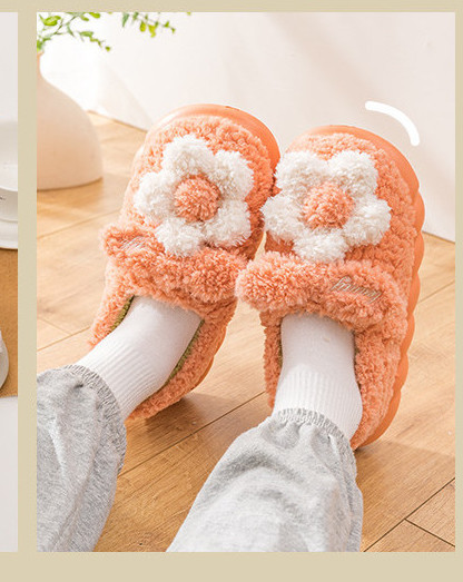 Пухени пантофи с 3D цветя и равна подметка 