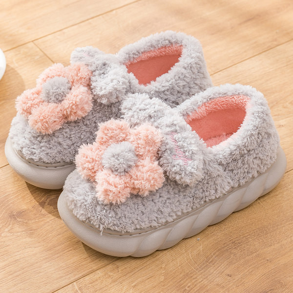 Пухени пантофи с 3D цветя и равна подметка 