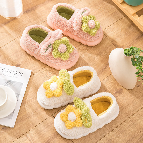 Пухени пантофи с 3D цветя и равна подметка 