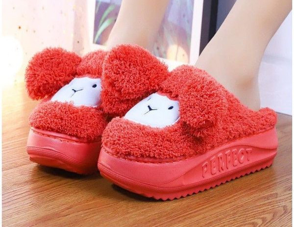 Mitmes värvitoonis tikandiga naiste sussid