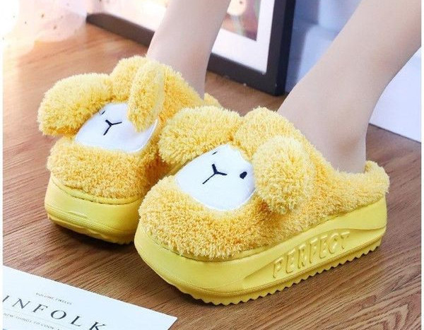 Mitmes värvitoonis tikandiga naiste sussid