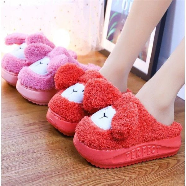 Mitmes värvitoonis tikandiga naiste sussid