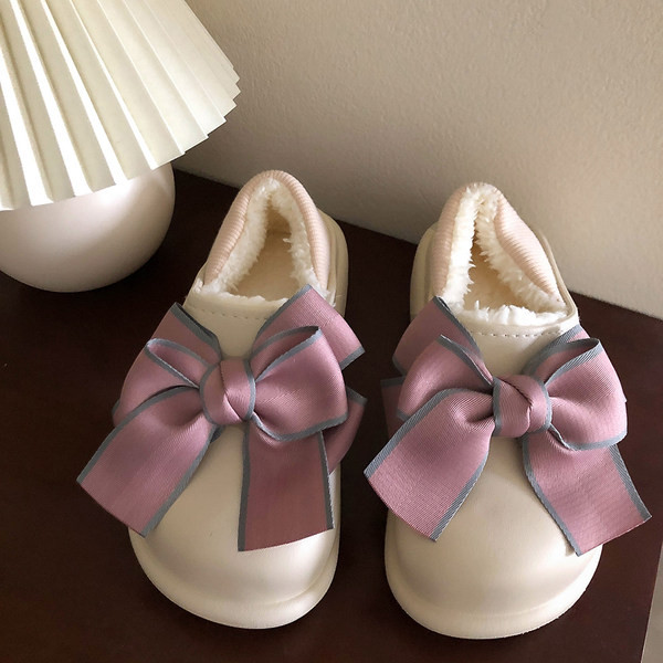 Papuci pufosi din imitatie de piele, cu panglica si captuseala calda