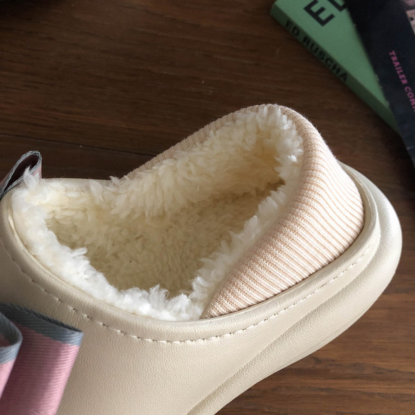 Papuci pufosi din imitatie de piele, cu panglica si captuseala calda