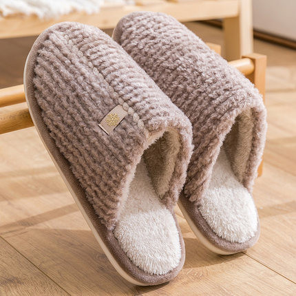 Дамски домашни чехли с емблема