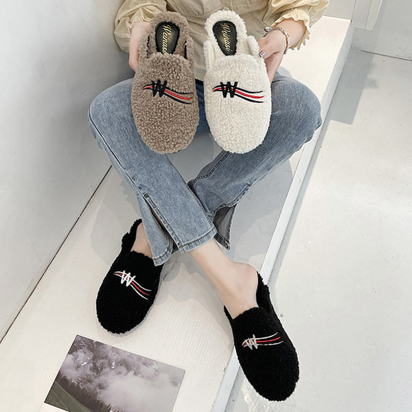 Дамски пухени чехли с цветна бродерия